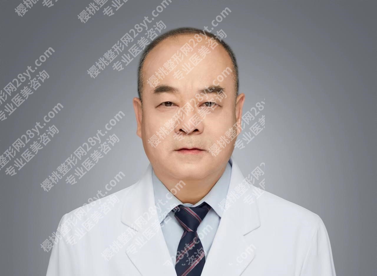 2026年去广州看眼底病，找哪位三甲公立医生比较好？