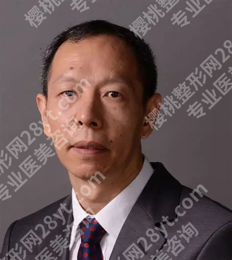 2026年去广州看眼底病，找哪位三甲公立医生比较好？