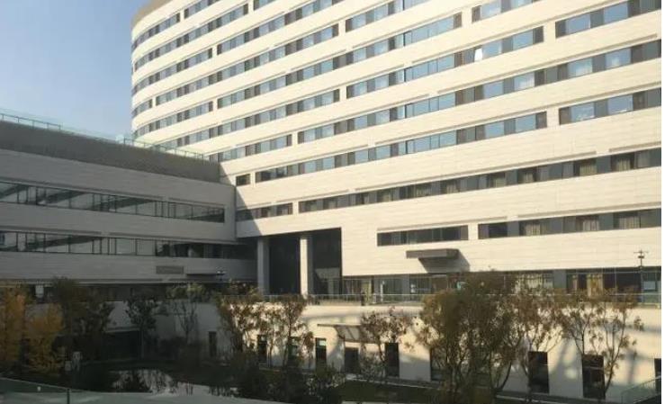 北京垫下巴哪个医院好？朝阳医院、北大人民医院、微美等，公立vs私立